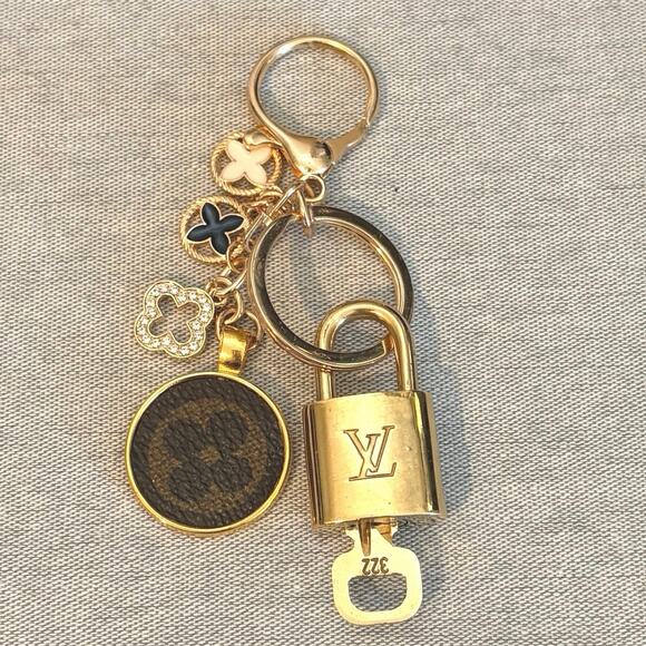 Louis Vuitton Lock & Key #322 w/ a Fleur Medallion & Clover Charms Keychain - Picture 1 of 6